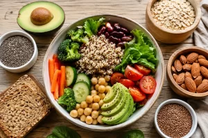 Een kleurrijke kom met quinoa, bonen, groenten, avocado, zaden, noten en volkorenbrood voor een eenvoudige vezelrijke maaltijd.